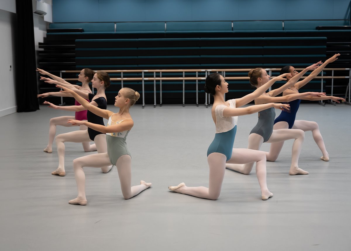 article thumb - ballet dancers