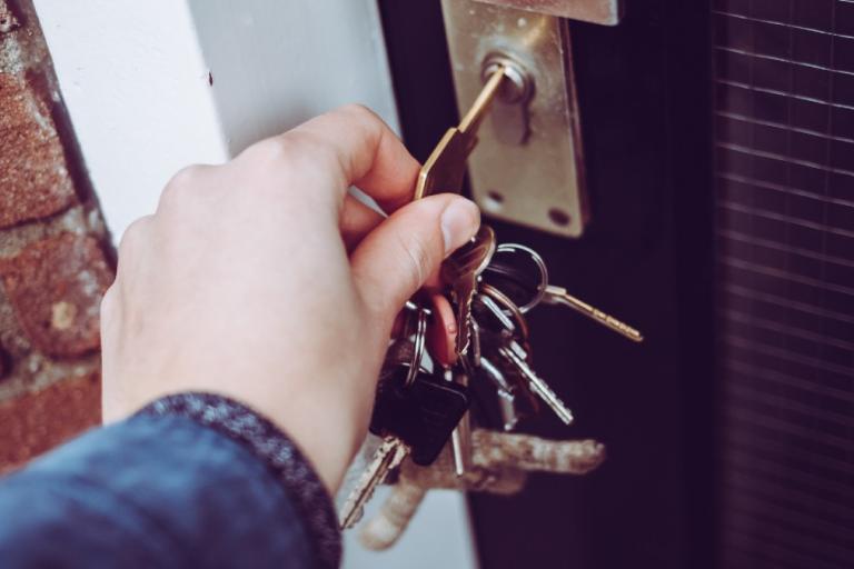 Hand opening door key 