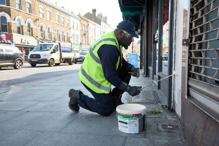 Cleaning graffiti
