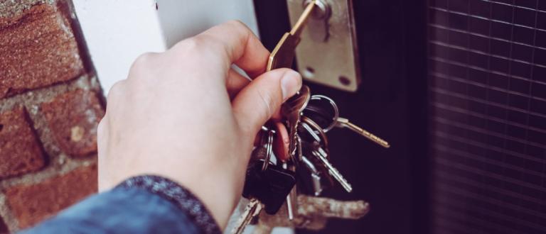 Hand opening door key